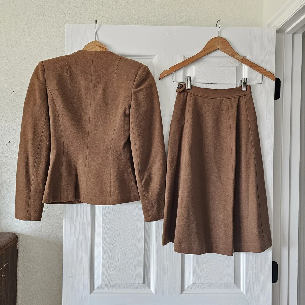 1940s Vintage Betty Rose S XS Wool Princess Seam Blazer Skirt Suit Set Camel WW2